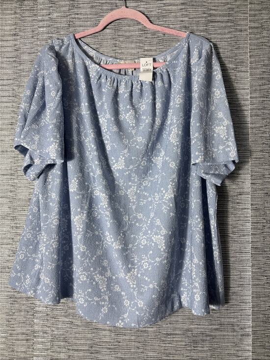 LOFT Tops - Loft Bouquet Flutter Sleeve Boatneck Top, XXL 2XL